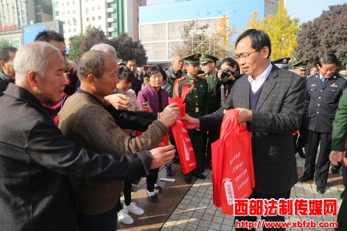 渭南消防-群众手中.jpg