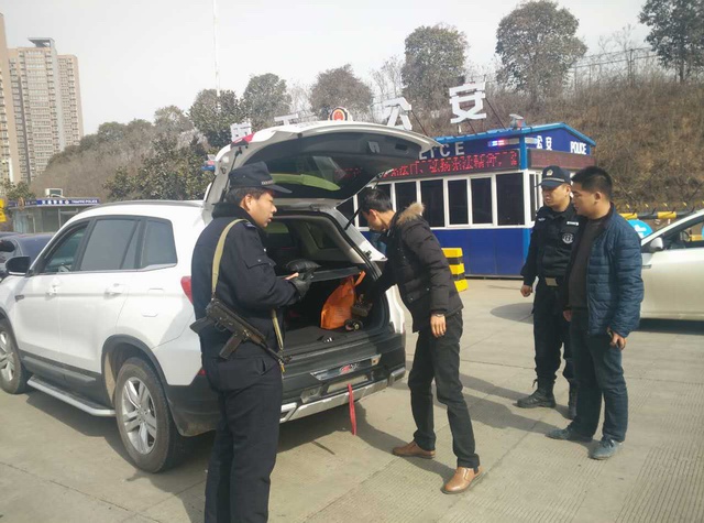 公安民警与烟草稽查人员联合对入境车辆进行检查现场查获的无证运输