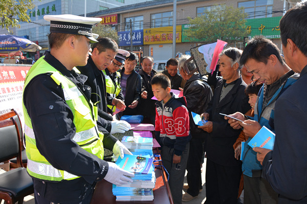 據統計,此次東坑鎮開展宣傳,交警大隊共向群眾發放宣傳資料8000餘份