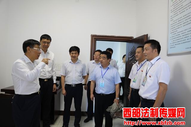 西乡县县长李耕(左二),常务副县长张洪峰(左三),副县长杨忠荣(左五)