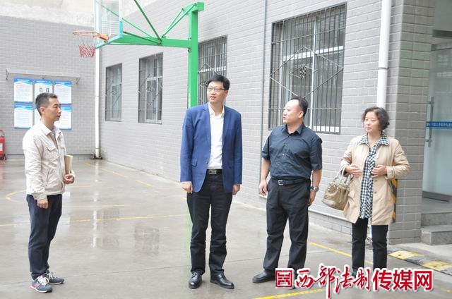 长安分局局长任文胜(右二)向西安市国土资源局局长冯涛(左二)汇报工作