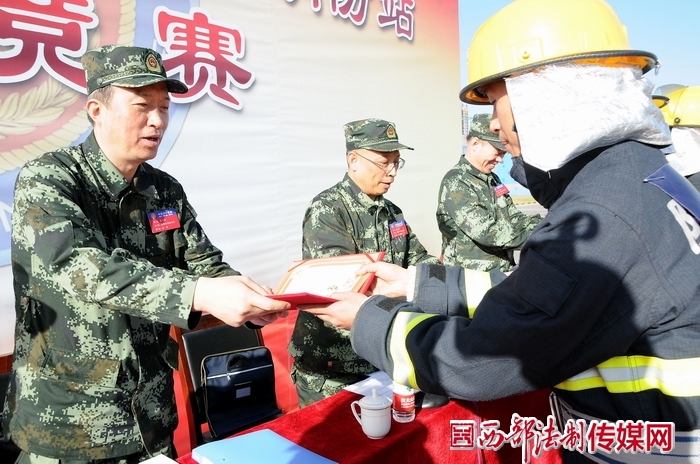 陕西省消防总队党委书记,政治委员张飞军为获奖人员颁奖.