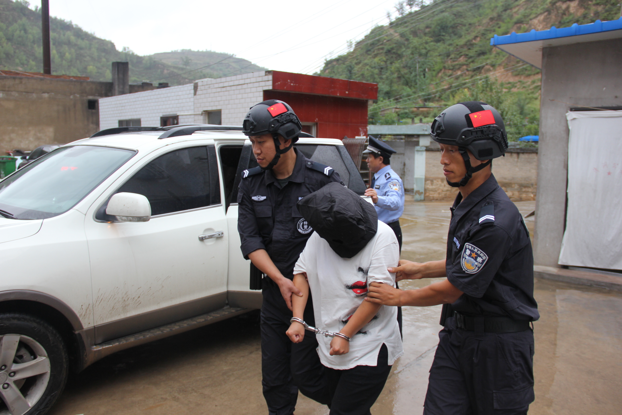 2001年4月28日,清涧警方在山西省晋城市将罪犯惠润某,贺某成功抓获.