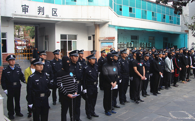 9月22日至26日,汉中市西乡县人民法院依法公开开庭审理该县首例黑社会