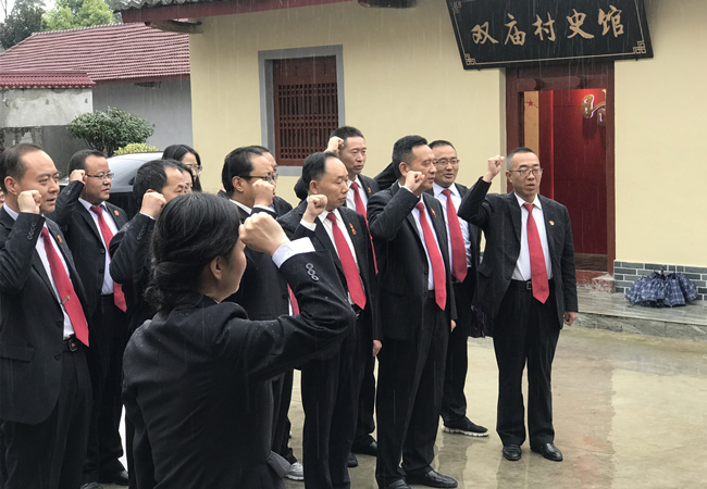 洋县法院组织党员干部到张富清故居开展主题教育活动