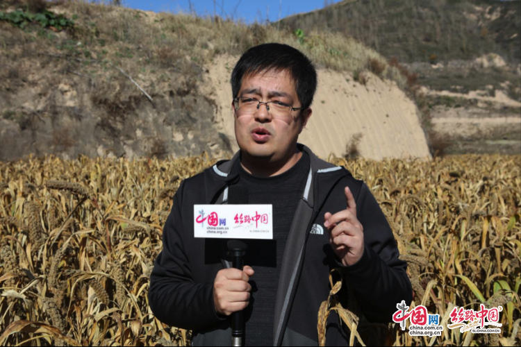 驻村第一书记刘喜平正在介绍该村产业脱贫情况.贺冬鹏/摄