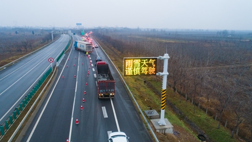 18時,因大霧影響,能見度不足50米,渭南高速交警對榆藍高速高塘,橋南