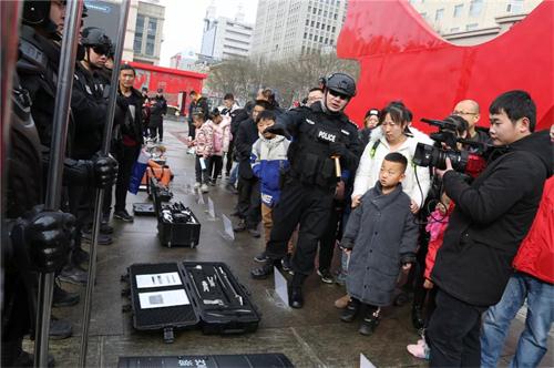 局指挥部主任曹树恒以及各相关警种负责人在现场向群众发放宣传资料