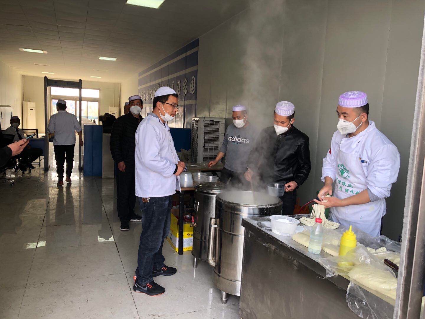 回族同胞把拉面厨房搬到一线卡口