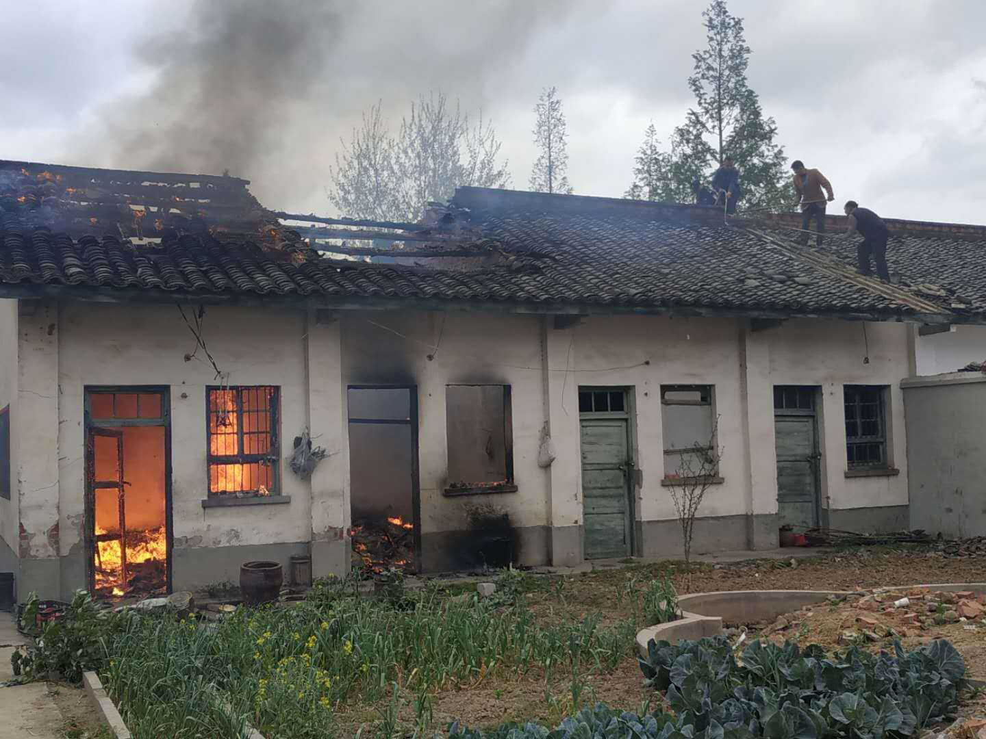 3月29日,勉县褒城镇红星村一平房起火,勉县公安局褒城派出所闻警即动