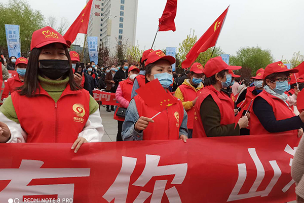 下午三點三十分,載著7位馳援武漢抗疫醫務人員的車輛自包茂高速新區