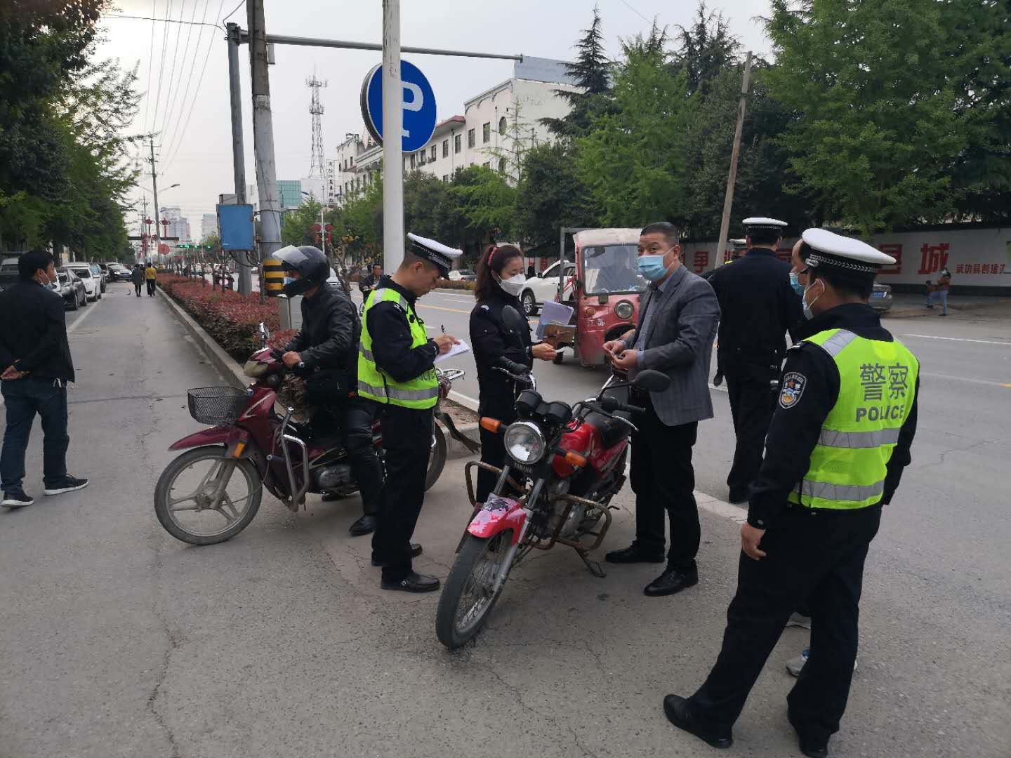 武功交警严查摩托车电动车交通违法行为