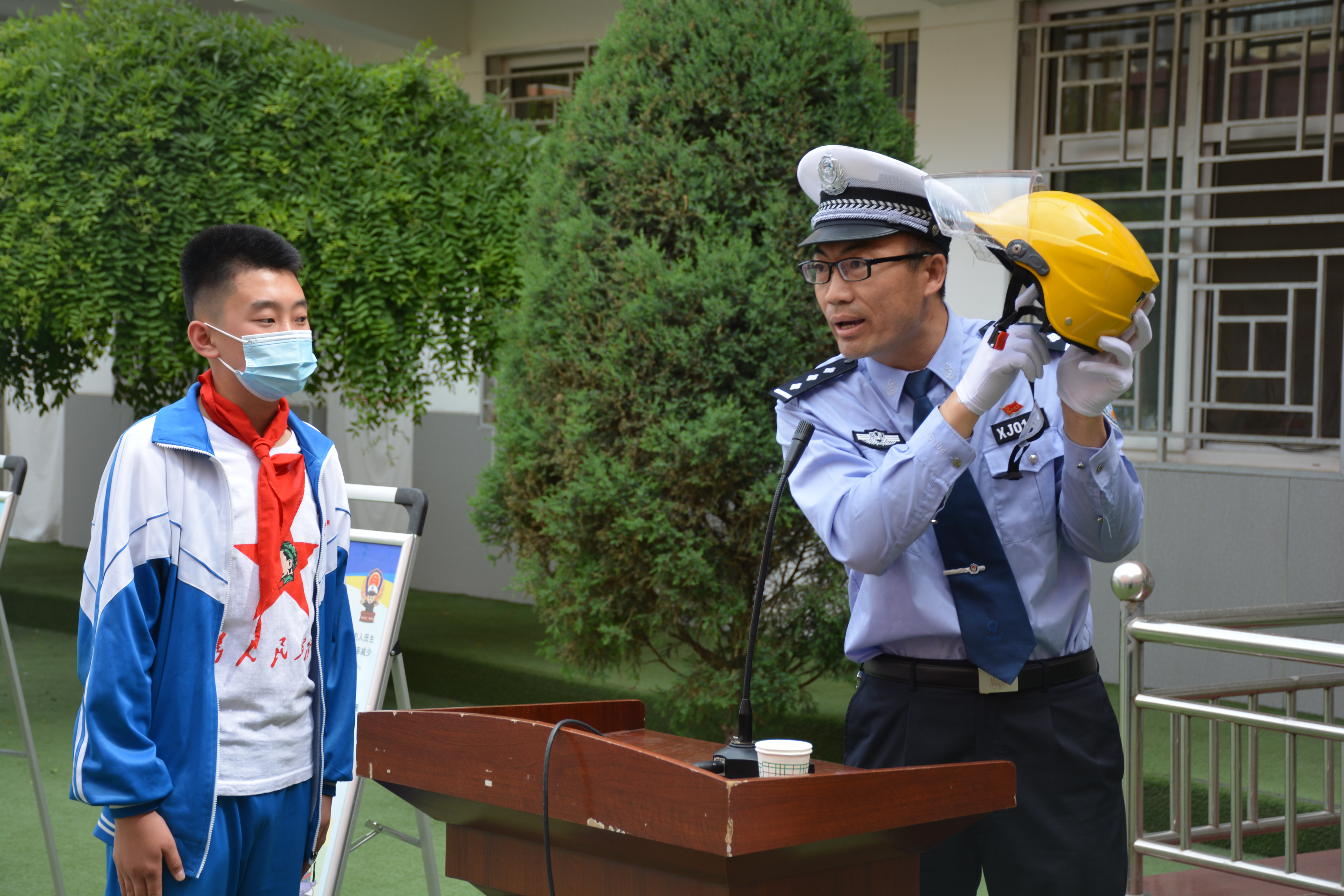 快乐"六一"安全"童"行 子洲交警交通安全进校园