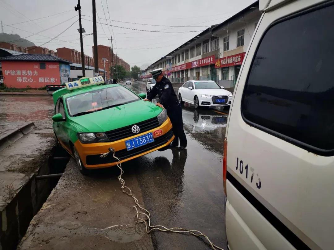 交警雨天执勤救助故障车辆 交警动态 西部法制传媒网 西部法制权威网媒