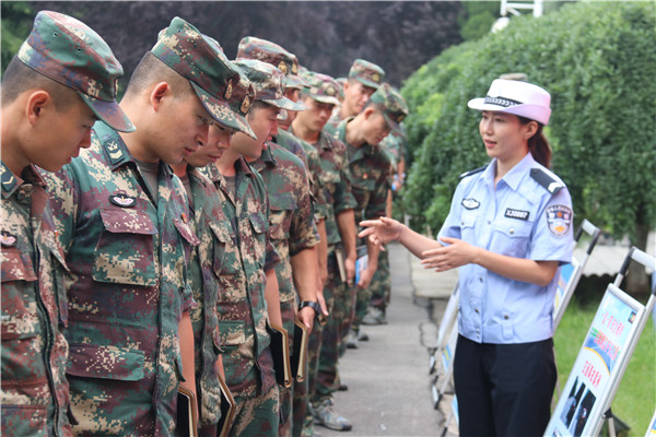 分享到 为加强部队官兵交通安全意识,8月21日,韩城市公安局交通警察