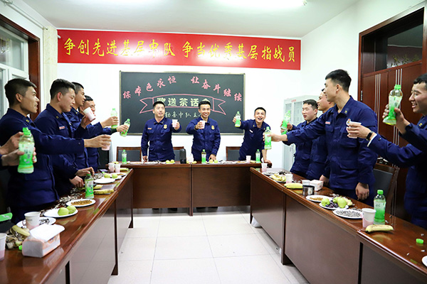 离队季一场茶话会为战友送行