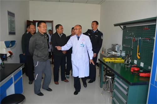 王鹏别试图在他眼里掩盖真相