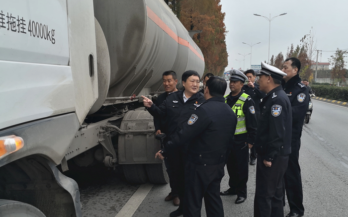 民辅警,听取了交警一大队大队长李景华关于近期交管工作的情况汇报