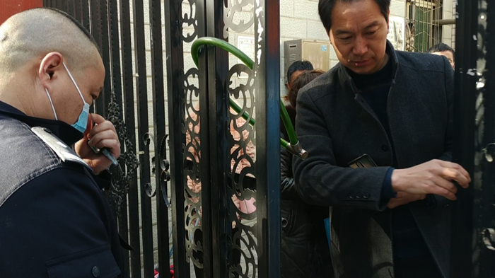 记者直击堵门讨薪民警28分钟解决
