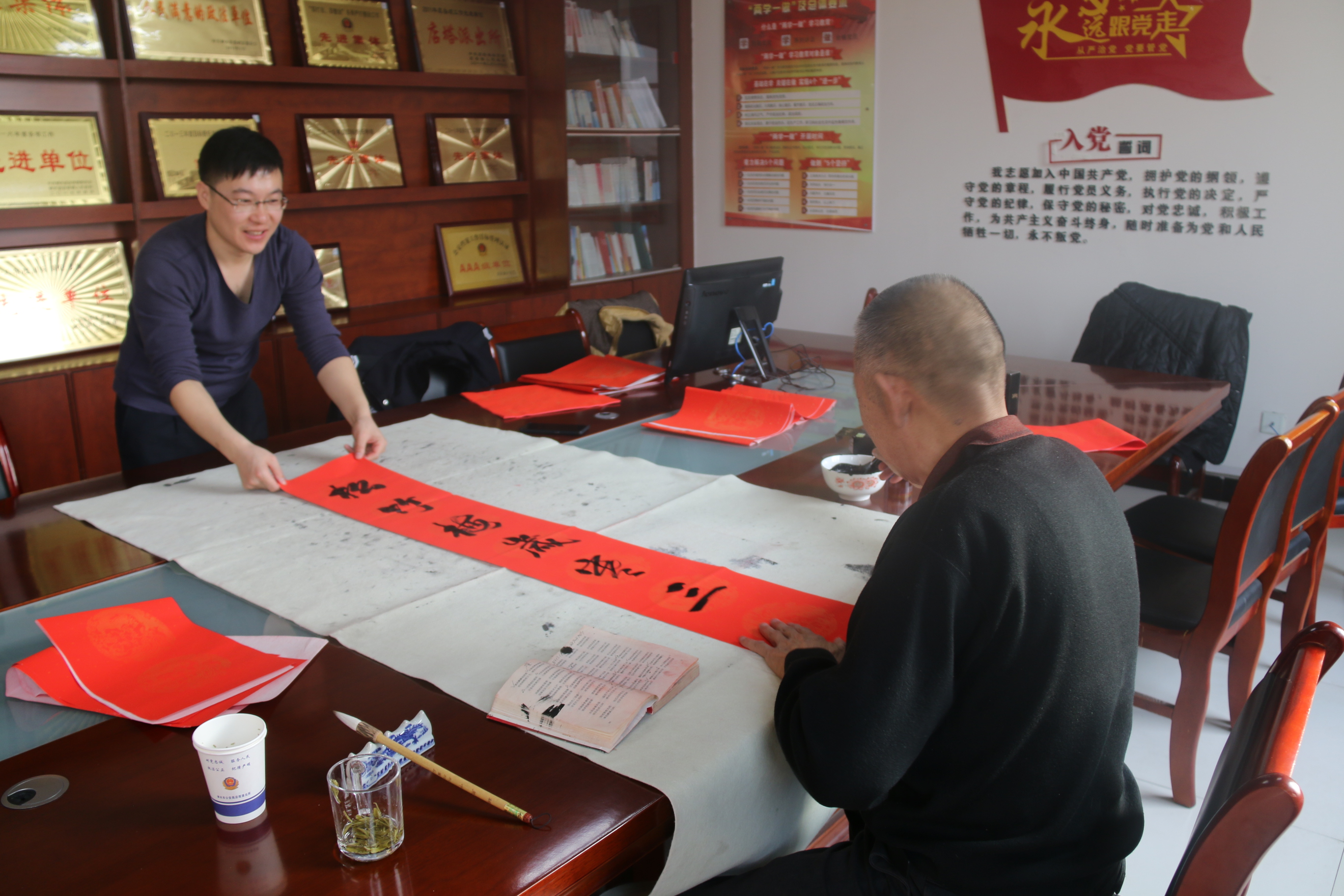 神木公安店塔派出所举办写春联迎新春活动