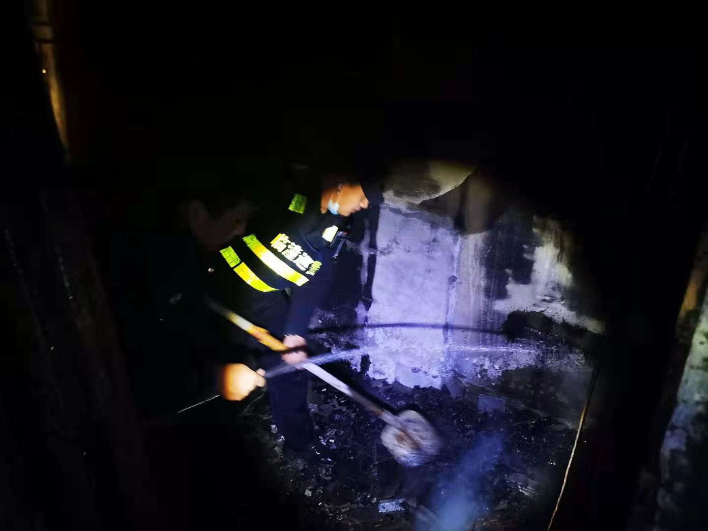 居民灯笼失火巡特警及时扑救