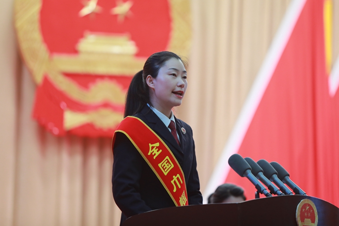 全国巾帼建功标兵——市公安局刑警支队技术大队大队长周莉,作为一名