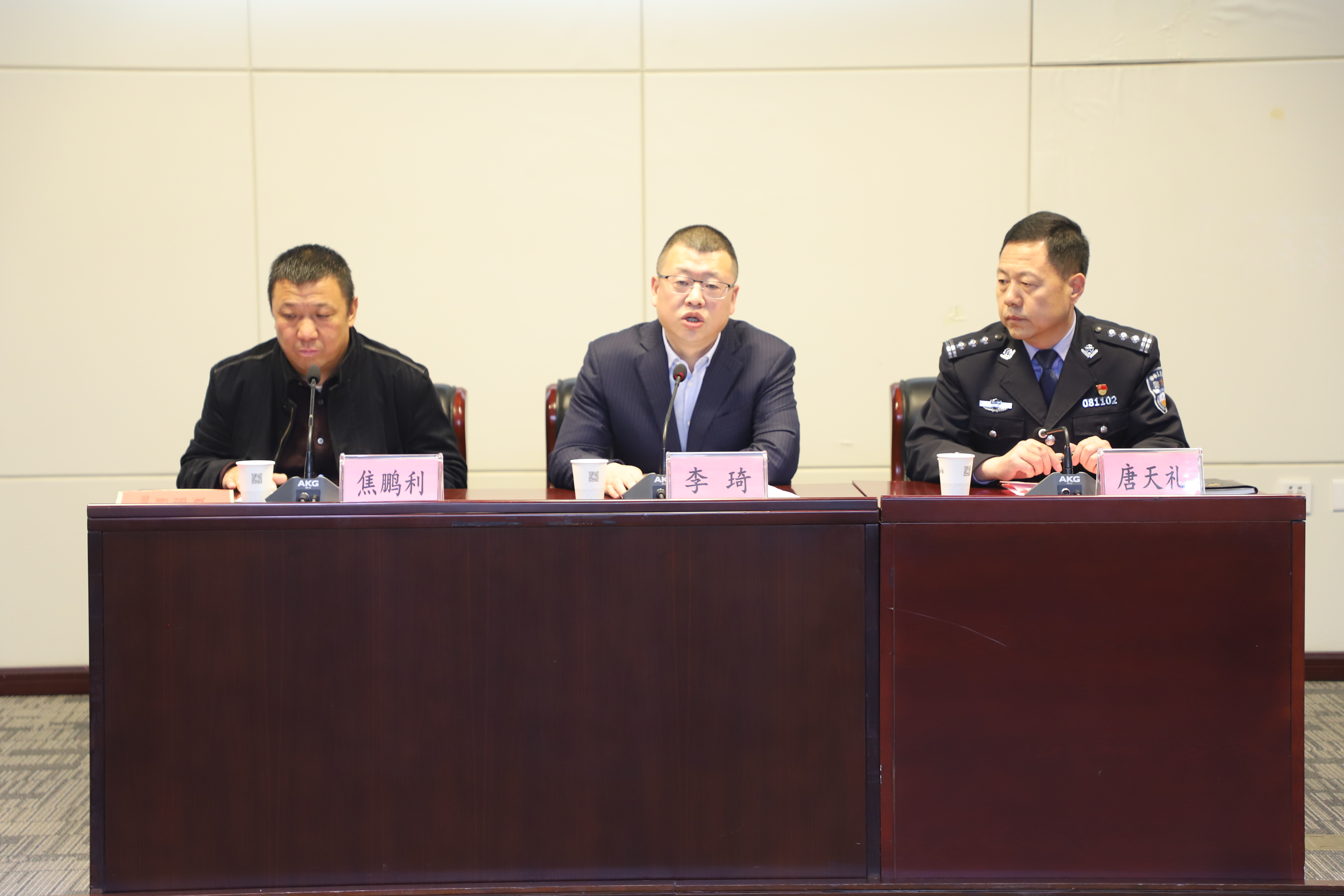 李琦主持,沣东新城见义勇为协会会长焦鹏利,西咸新区公安局沣东新城