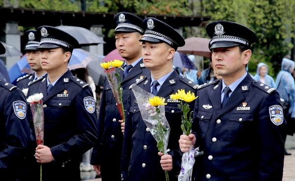 灞桥公安分局举办清明节祭奠英烈活动