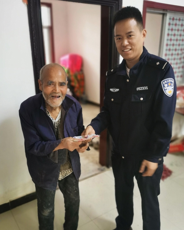 4月21日,孟大爷向零口派出所报警求助称,自己刚刚领回家3000余元低保