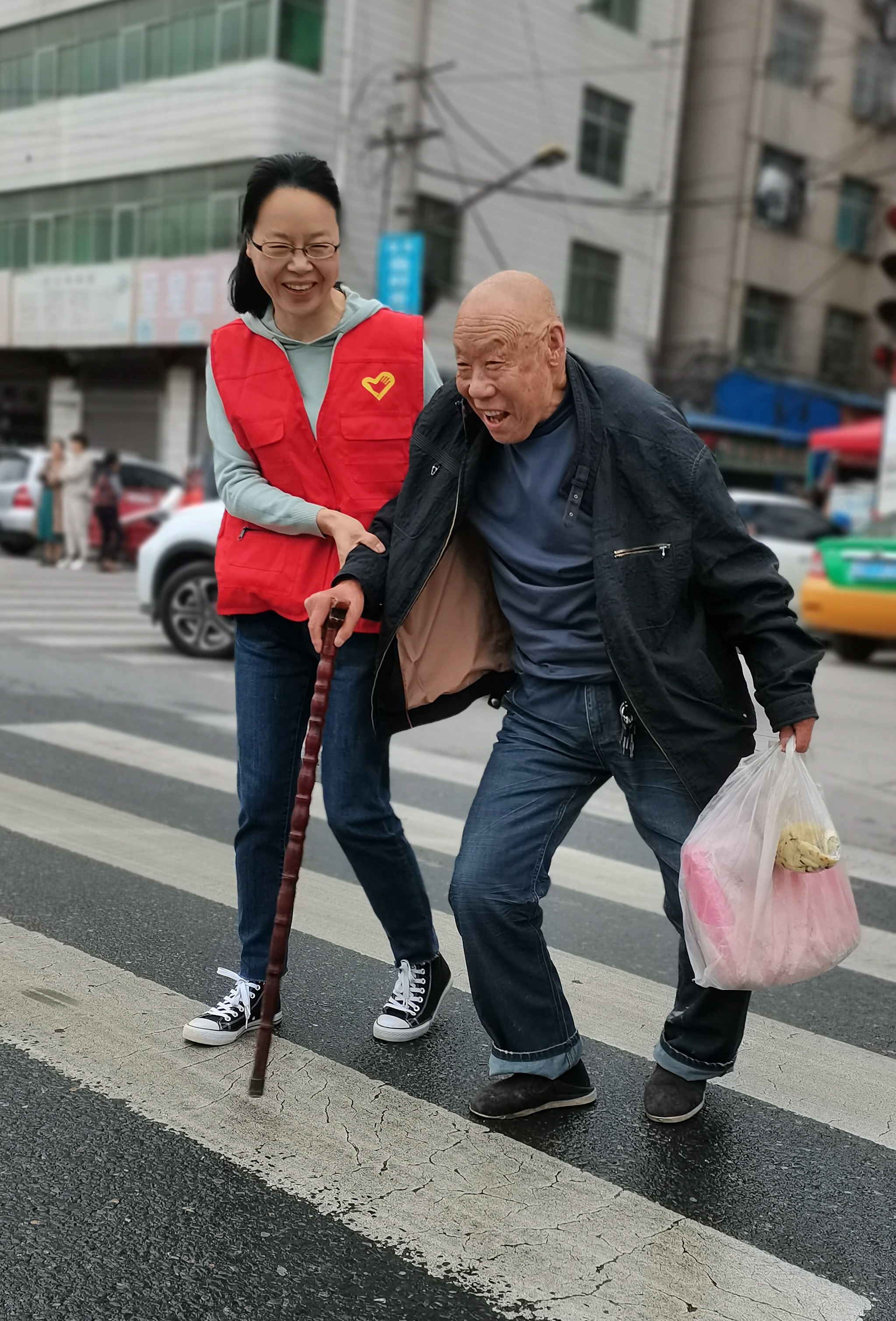 洛南红黄马甲携手奏响文明交响曲