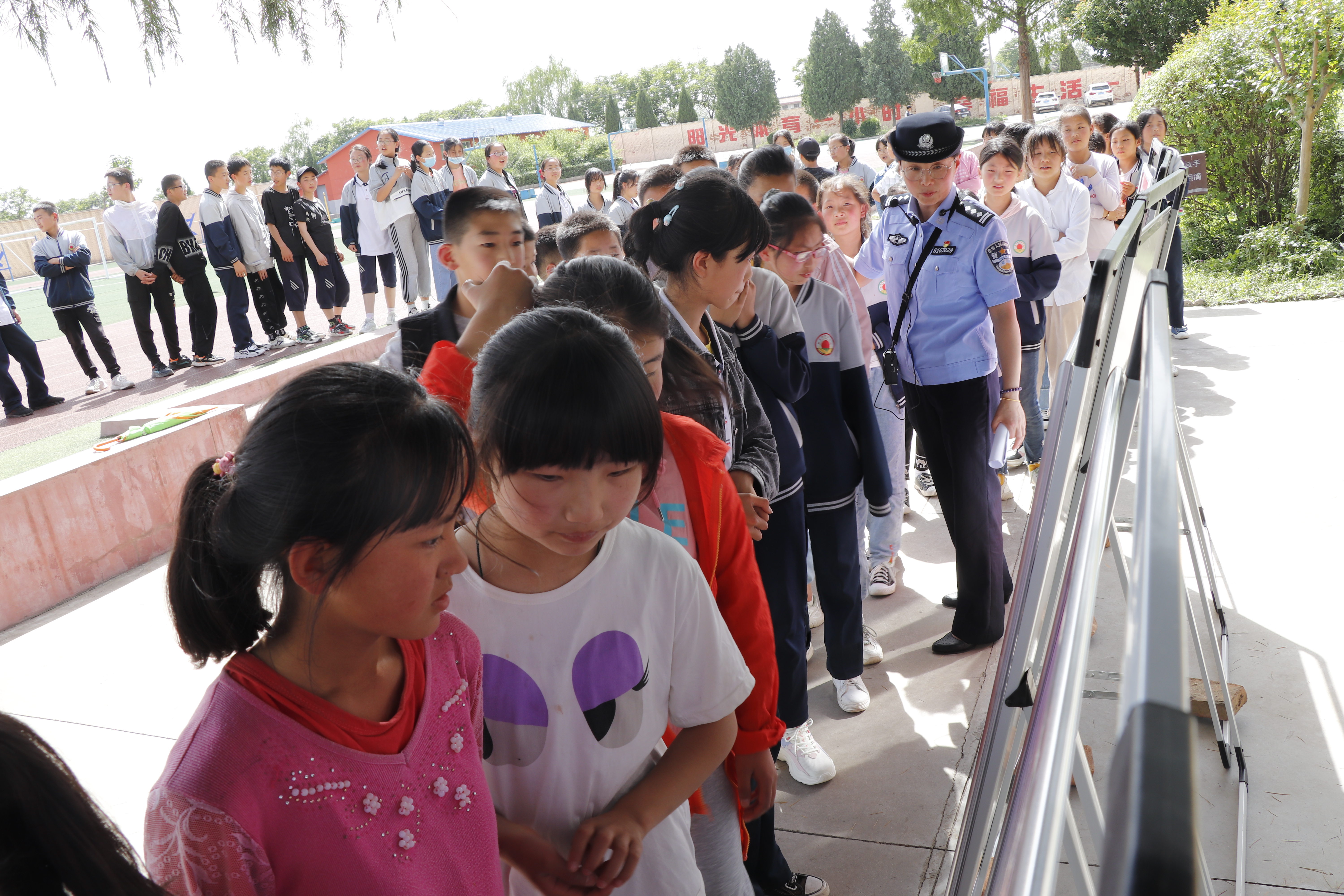 组织干警分别到扶贫点凤翔区导子村和凤翔区彪角镇郭店学校,开展了