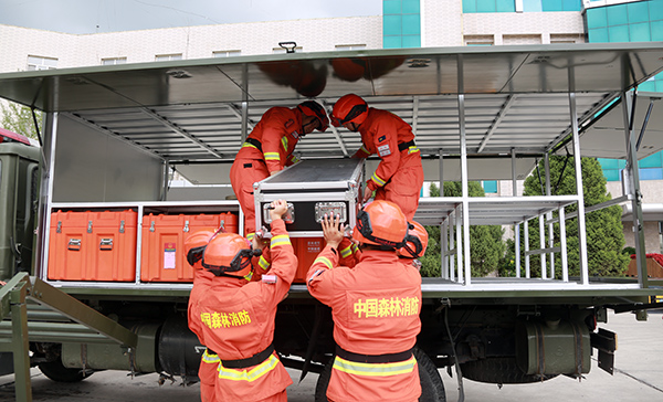 伊犁州森林消防首辆自主改造的多功能救援装备车辆亮相_纵览_西部法制