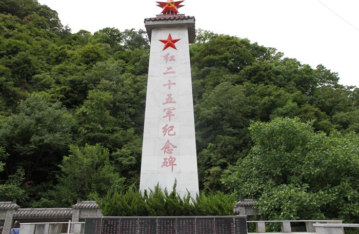 我们来到位于江口镇河西村石垭子的红二十五军纪念碑,这是为了纪念