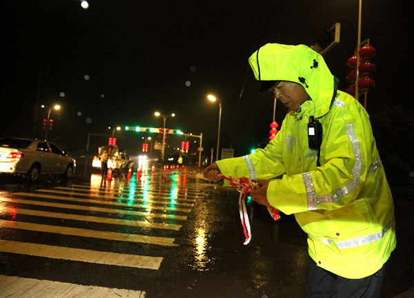 临渭交警大雨执勤