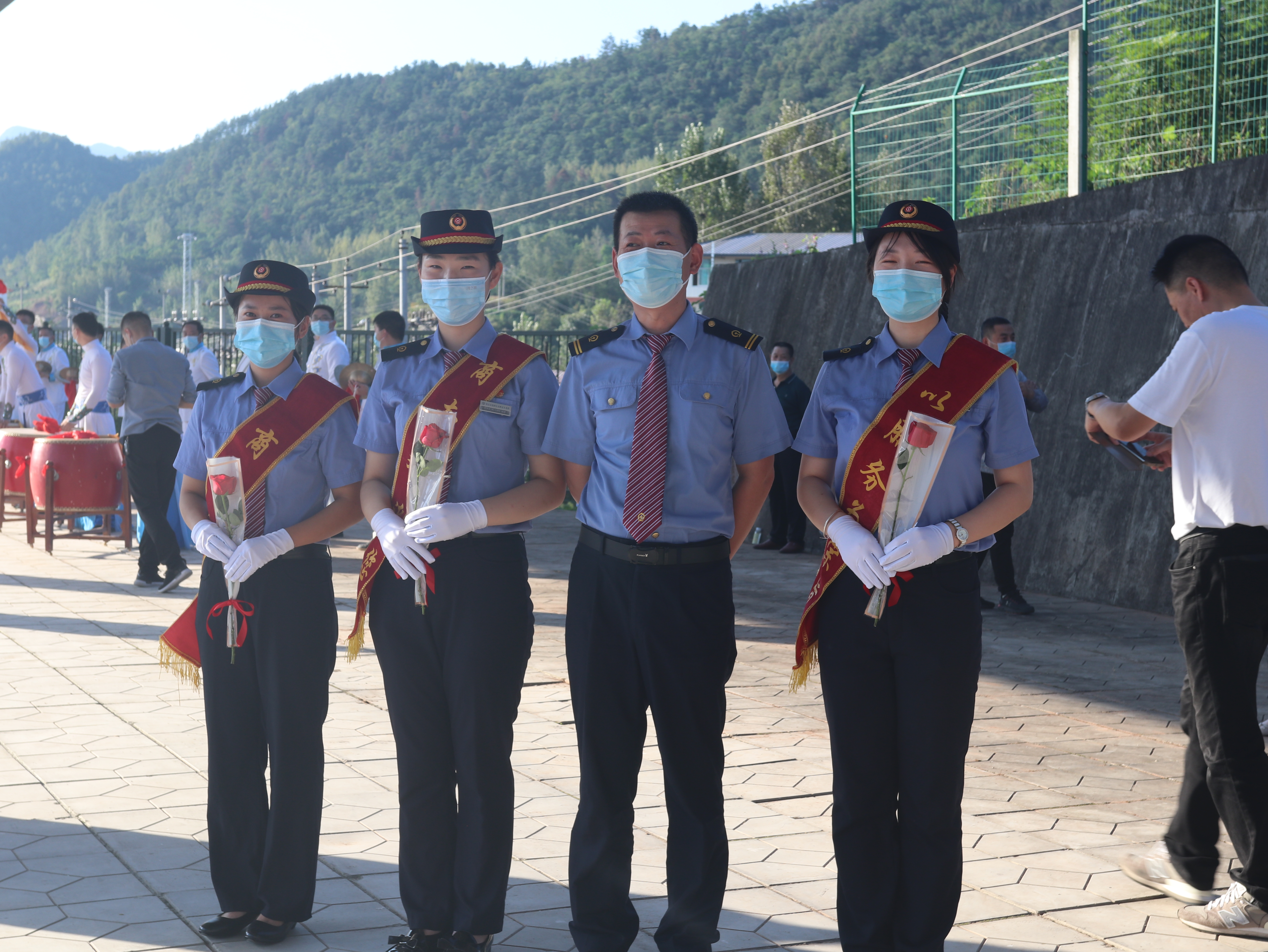 这次新开行的"绿巨人"让商南车站首次迎来"复兴号"动车组列车,为商南