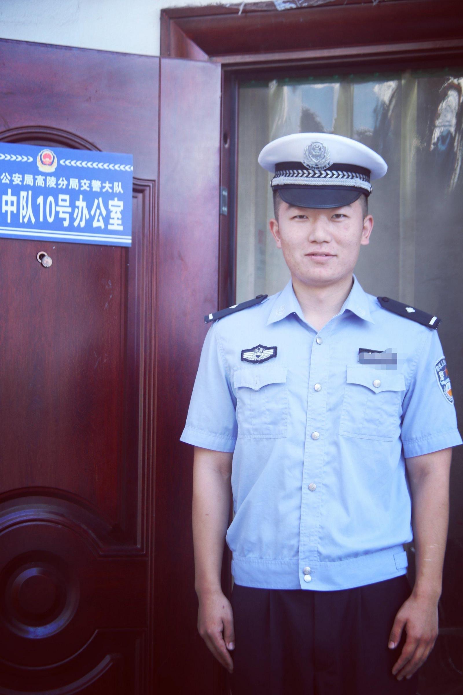 原来,当时公安高陵分局交警大队事故科民警曹益在单位加完班后,经过