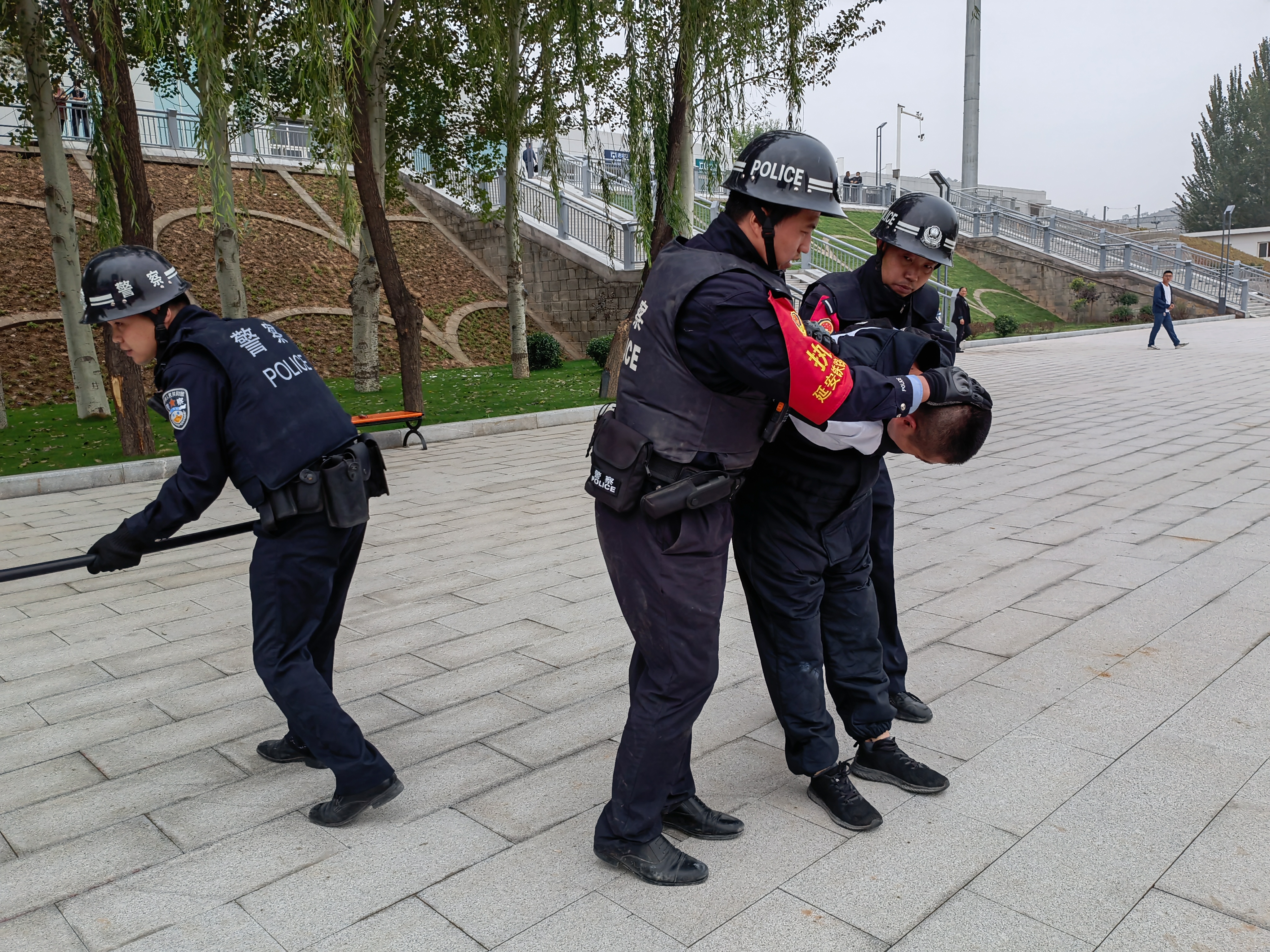 米脂公安联合火车站派出所开展应急处突演练