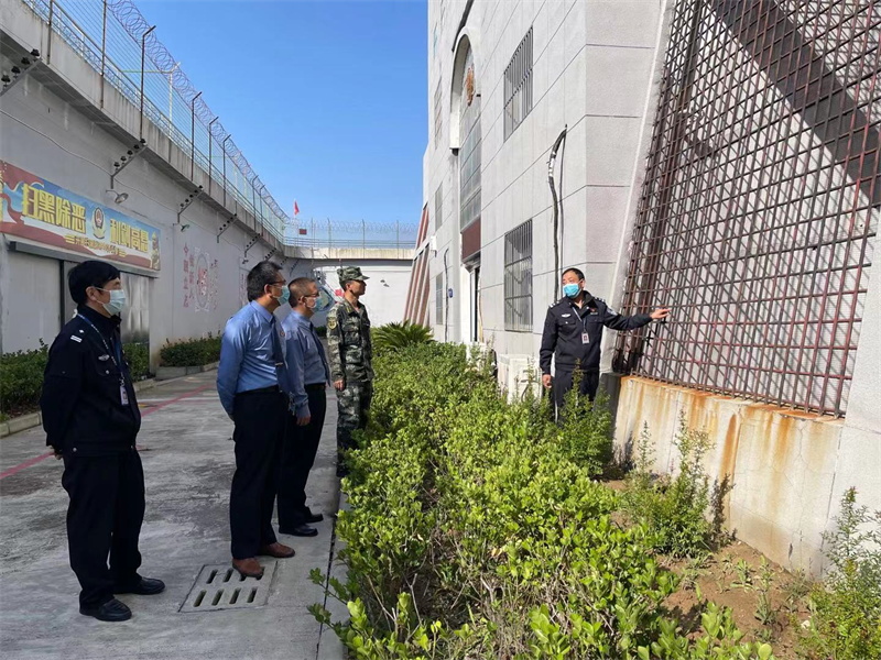 洛川县人民检察院联合看守所武警中队开展国庆节前安全防范检查