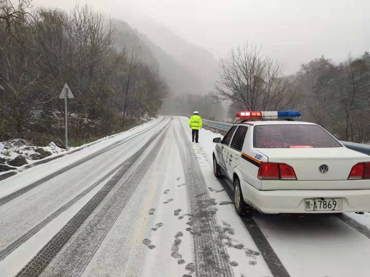210国道长安山区段有积雪结冰暂时请勿进山