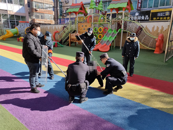 民警對幼兒園的全體教師及安保人員進行了反恐防暴知識的宣傳教育