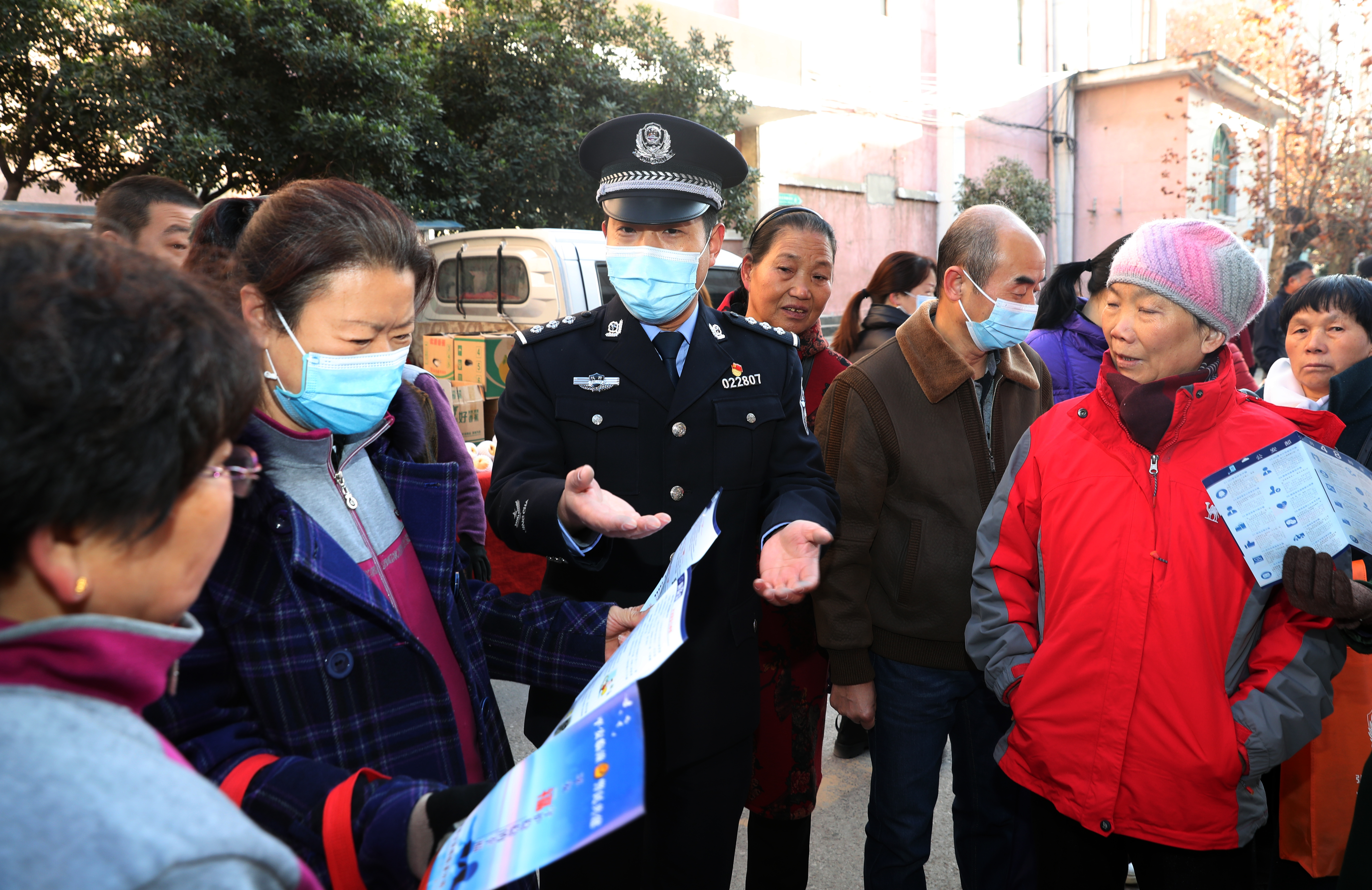 公安临潼分局组织民警走进西铁社区开展平安建设宣传活动