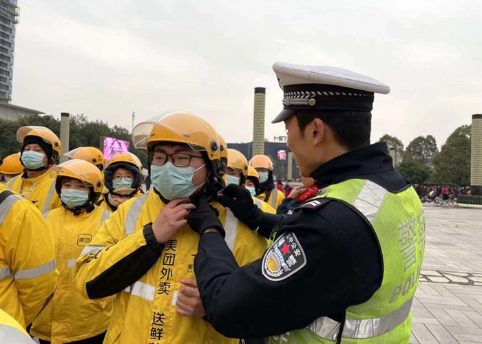 漢中交警為美團小哥上戶外交通安全課