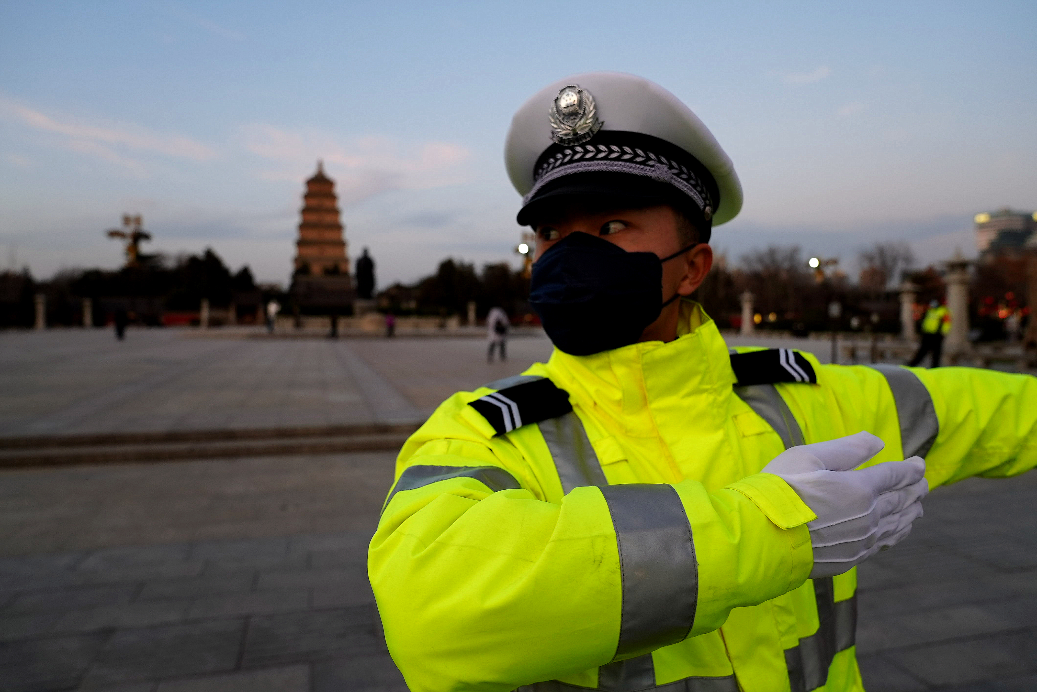 西安同城抗疫交警保驾护航