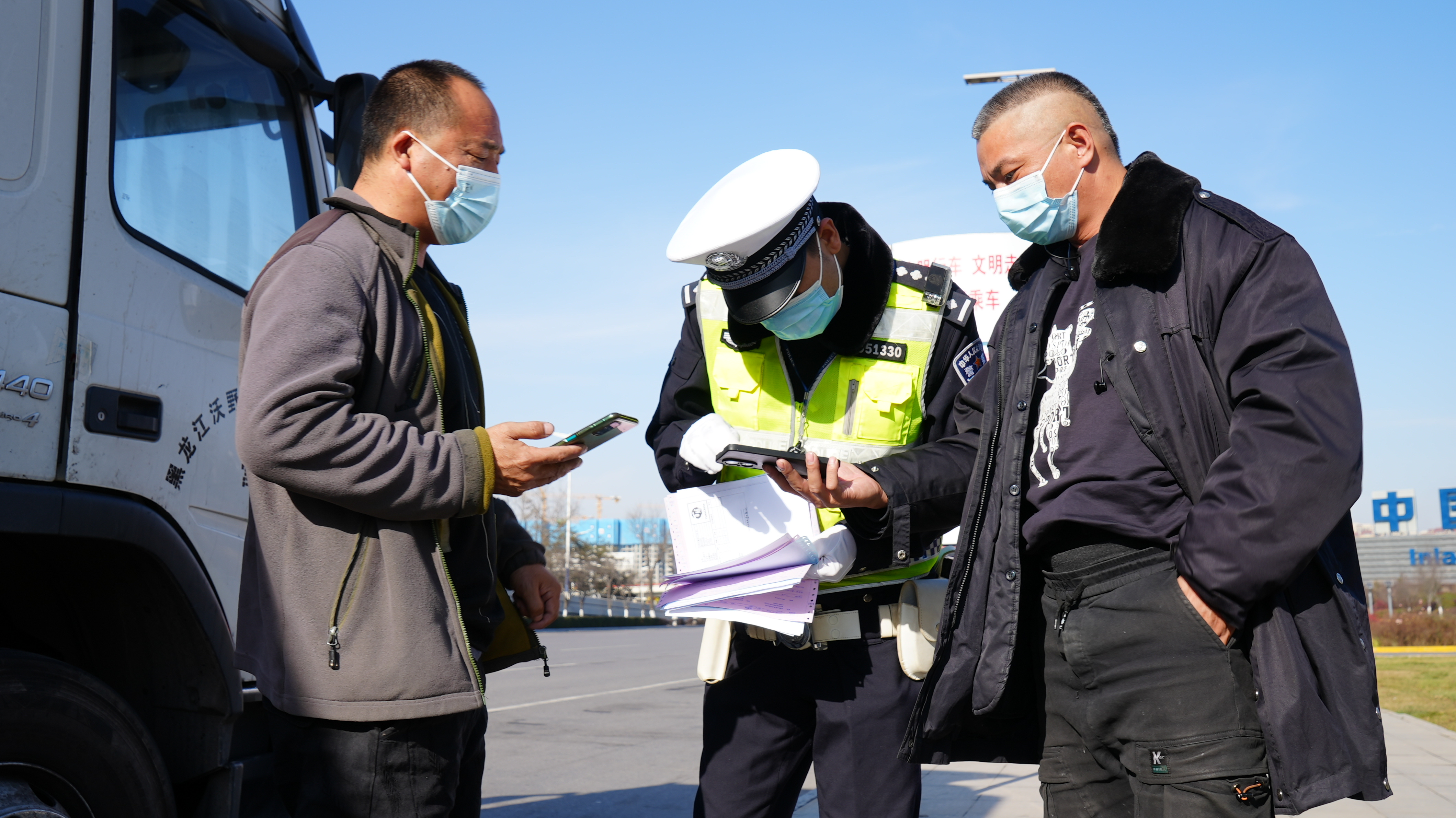 西安同城抗疫交警保驾护航