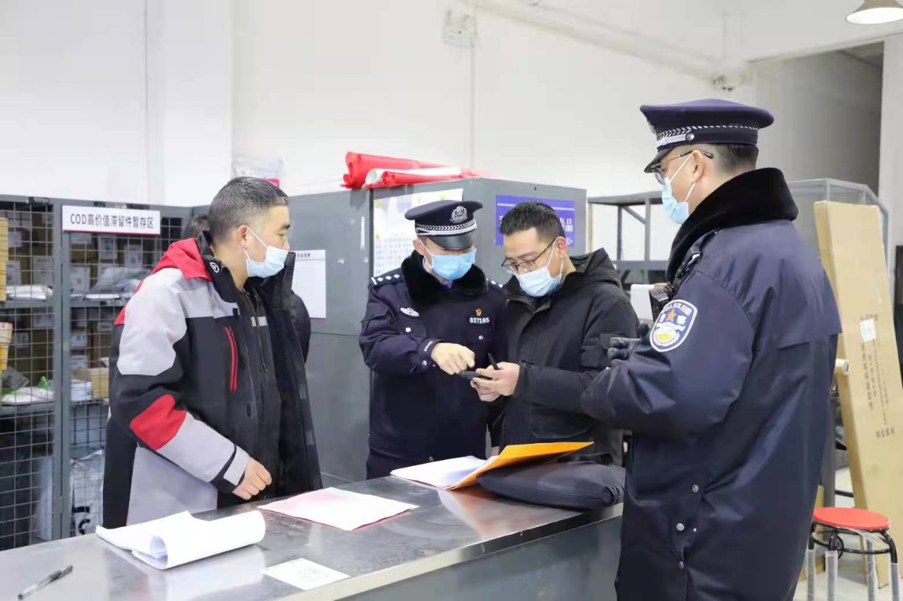 定边公安治安大队开展寄递物流行业突击检查