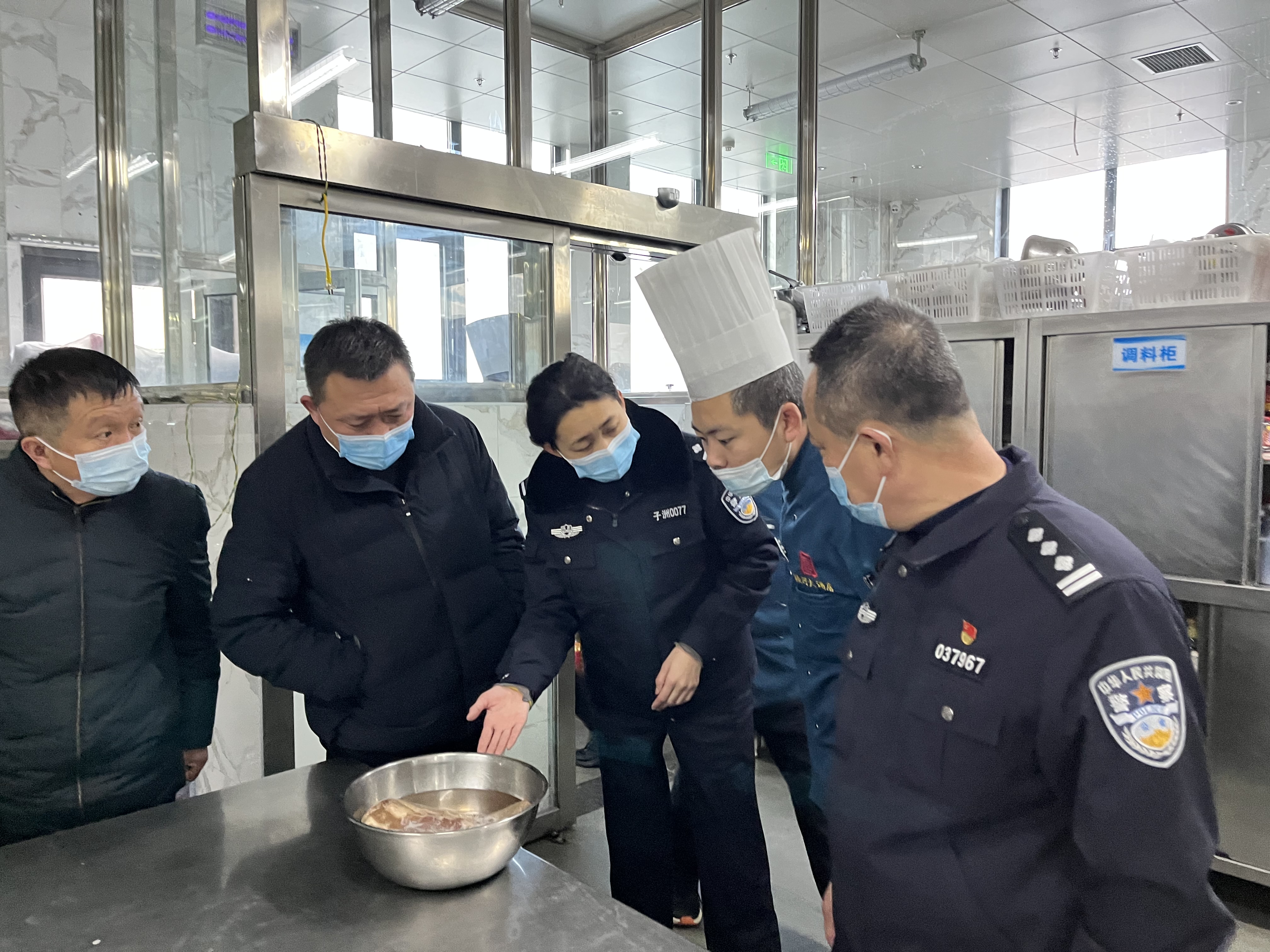 战疫进行时子洲公安环食药侦大队民警在行动