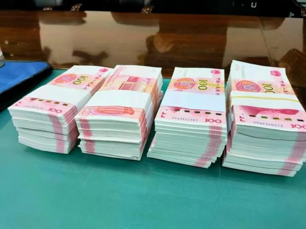 粗心乘客20万现金落在出租车上西安的哥公交民警主动联系归还
