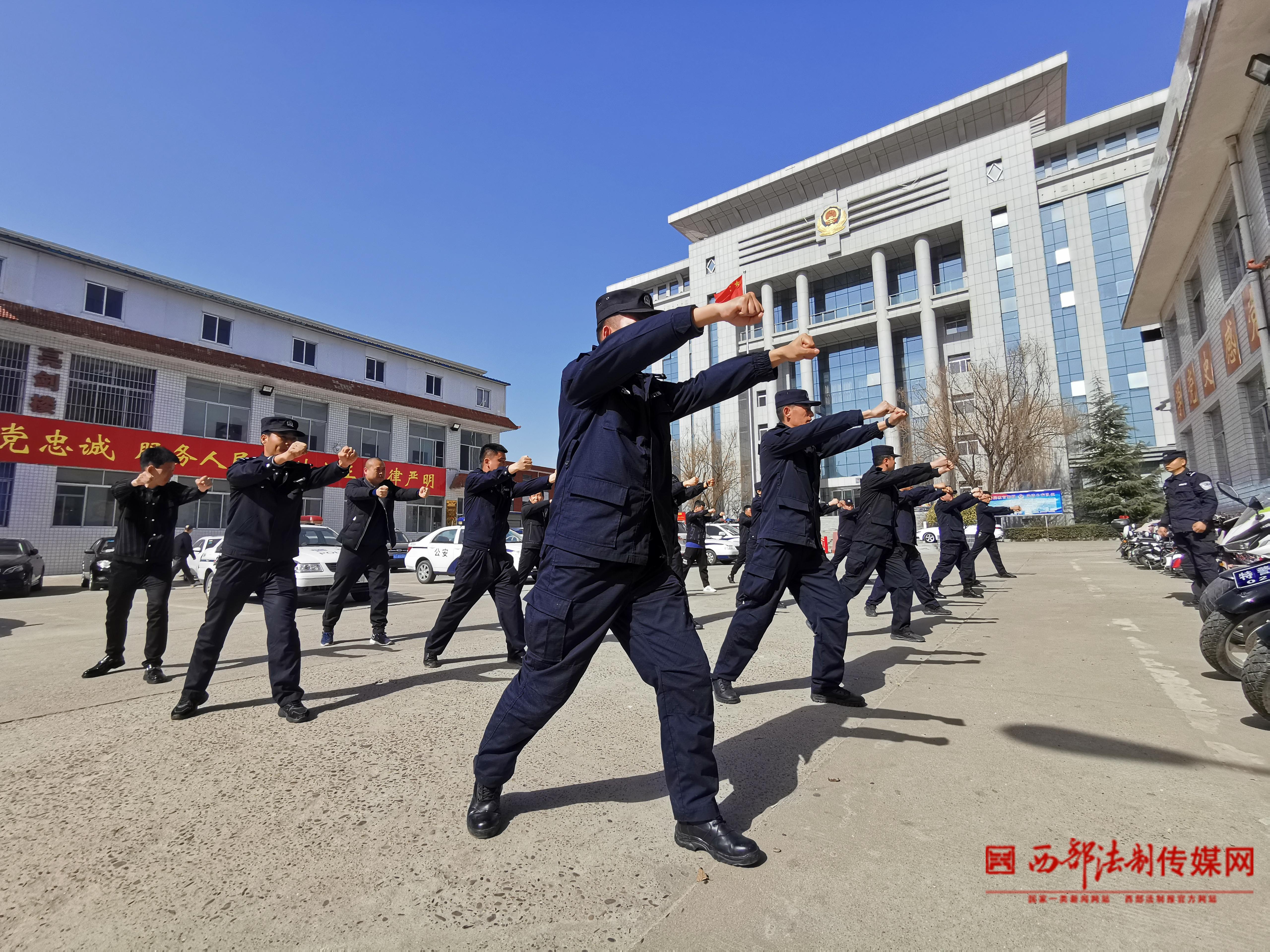 彬州市公安局组织民警辅警开展警体拳训练