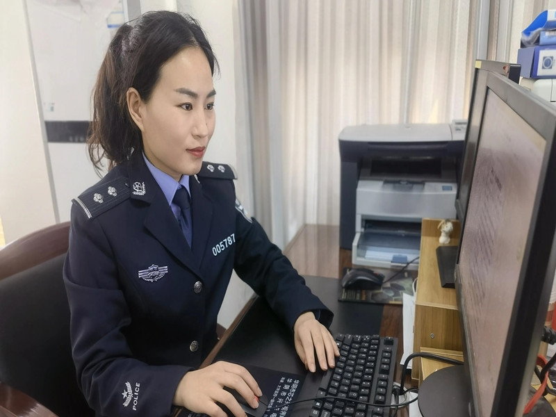 华阴市公安局民警冯琳荣获全市三八红旗手