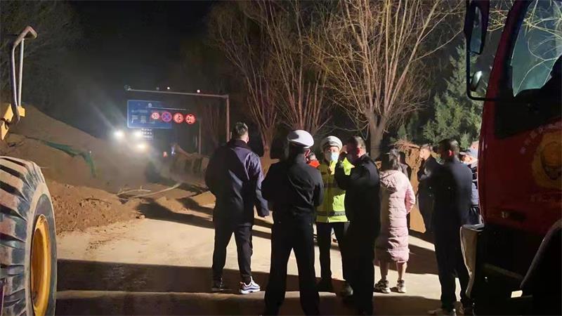 经开交警快速处置塌方通宵守望辖区道路平安